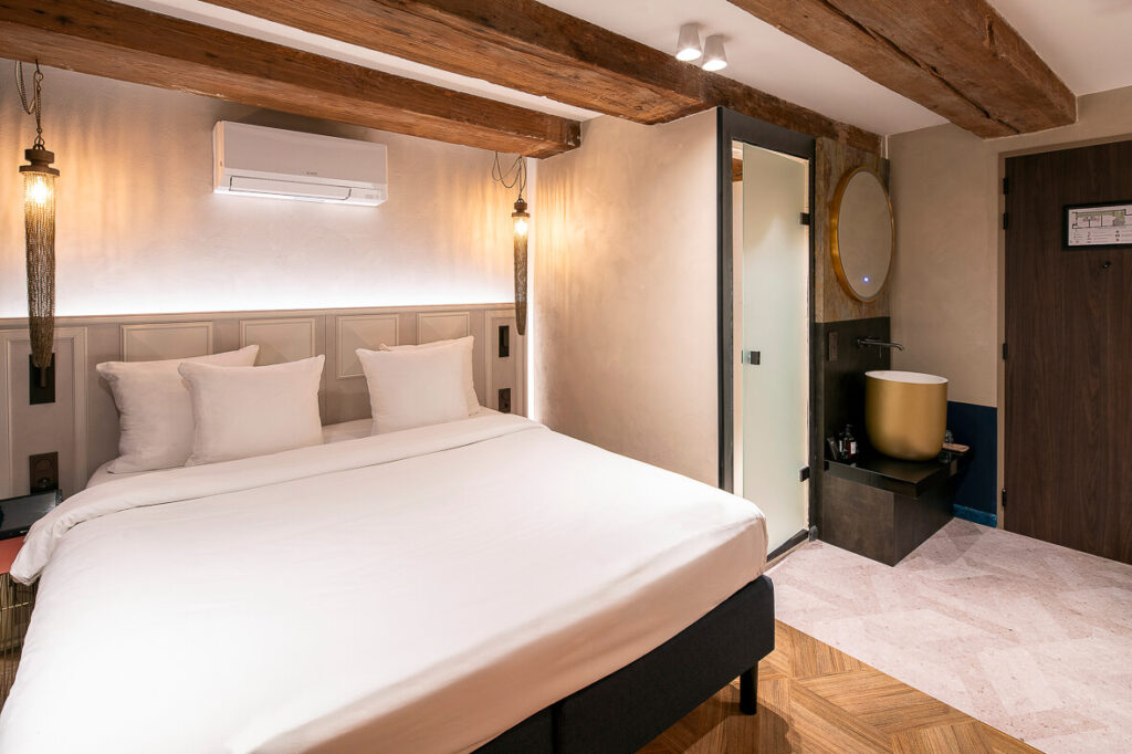 Hotel fotograaf dubbel bed airco - hotel-fotografie.nl